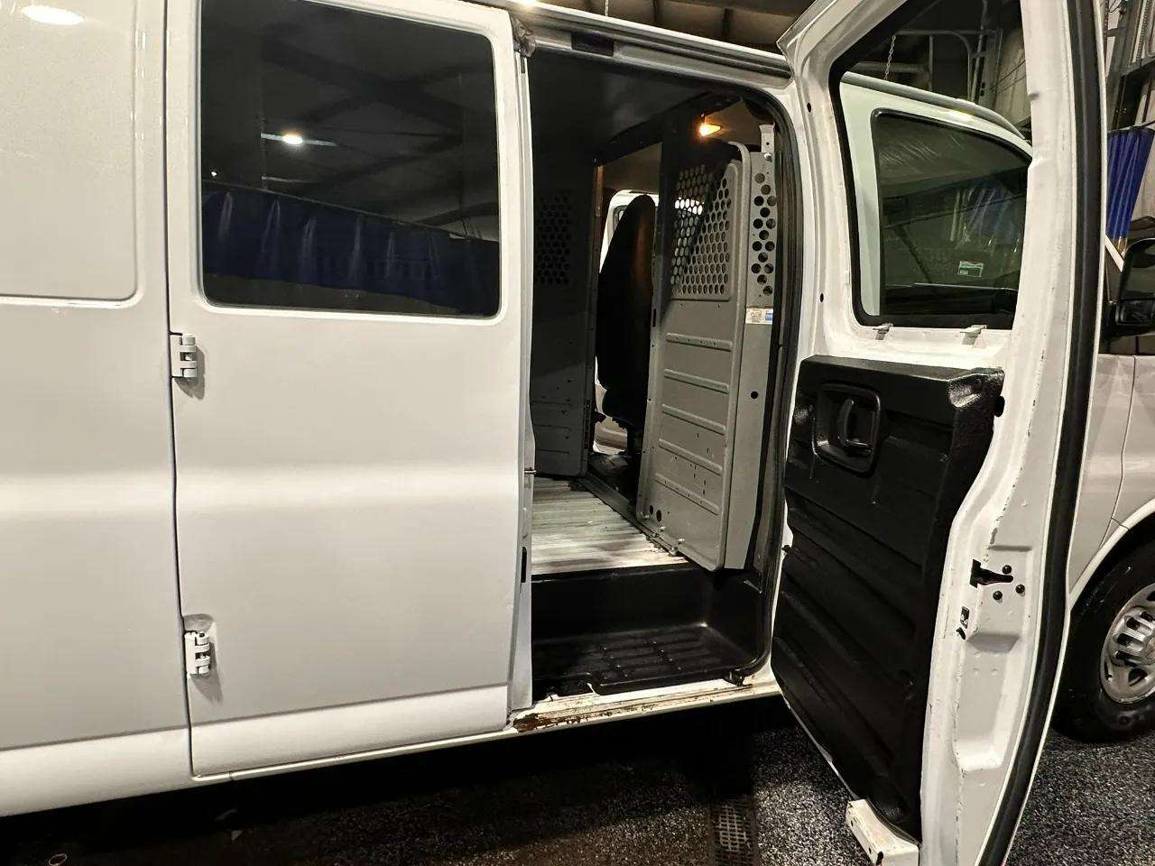 Chevrolet Express Cargo Van RWD 3500 155" 2017