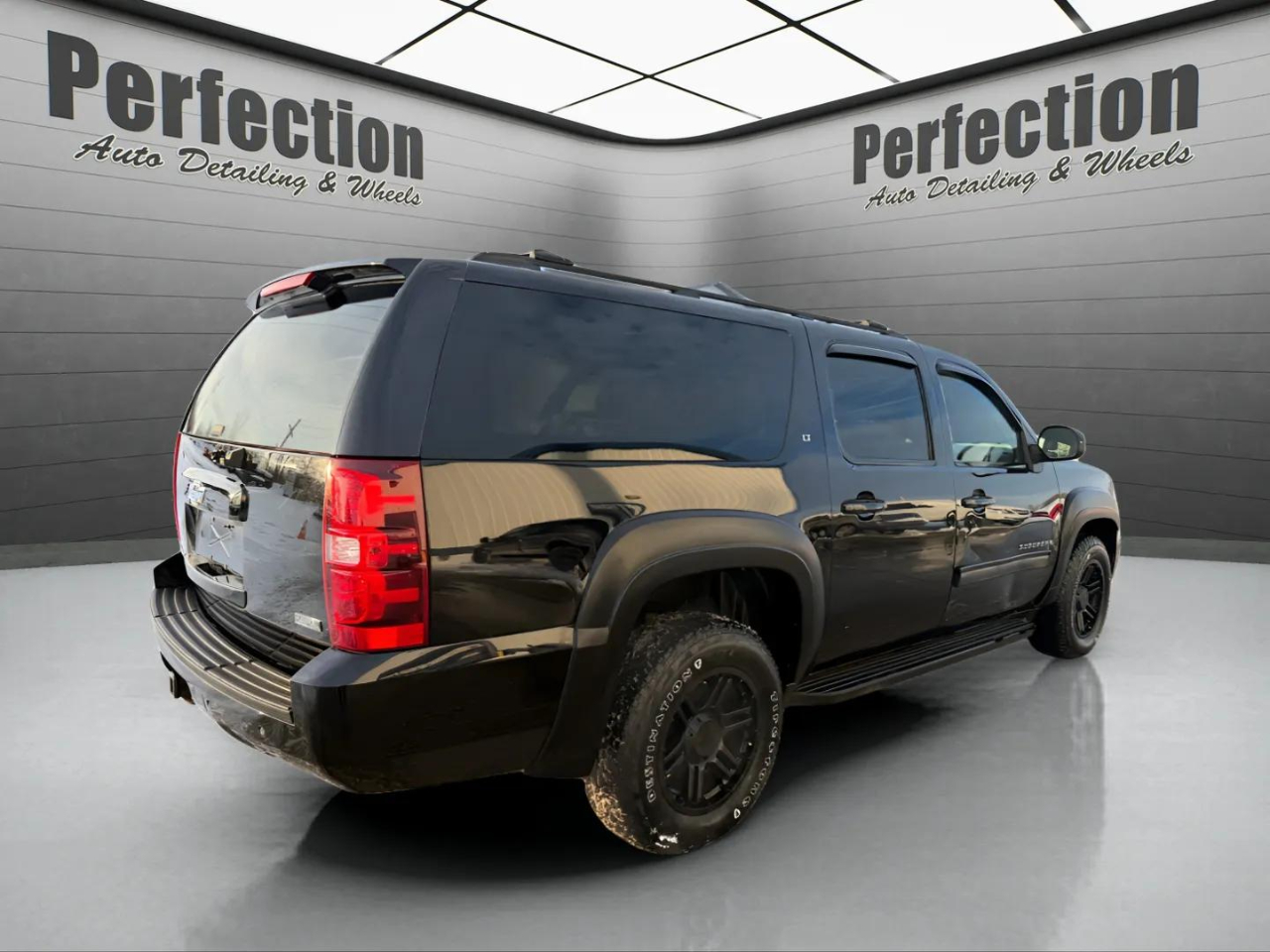 Chevrolet Suburban 4WD 4dr 1500 LT 2010