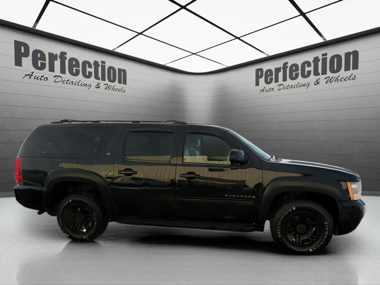 Chevrolet Suburban 4WD 4dr 1500 LT 2010