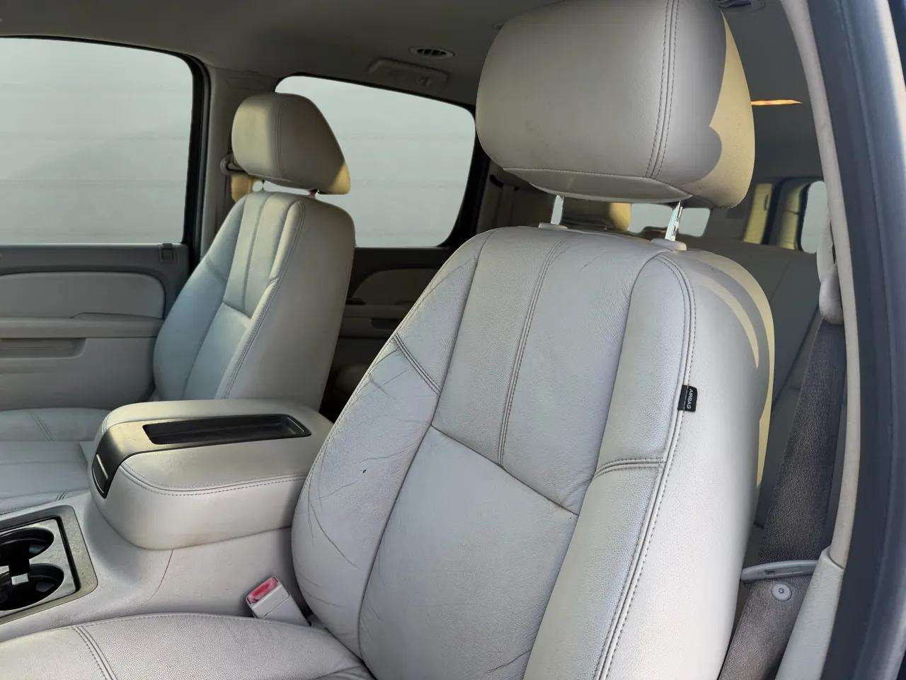 Chevrolet Suburban 4WD 4dr 1500 LT 2010