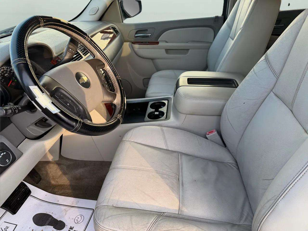 Chevrolet Suburban 4WD 4dr 1500 LT 2010