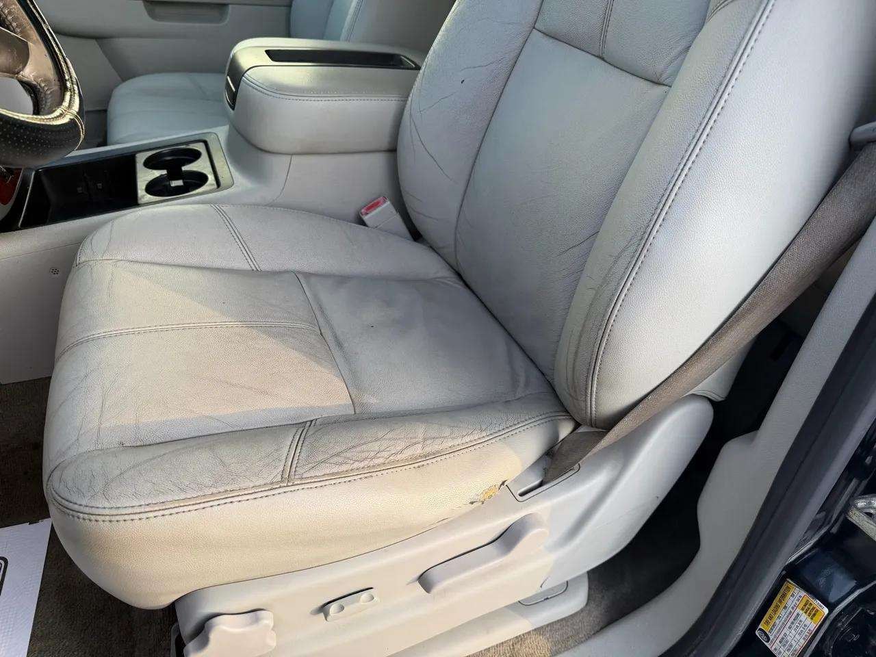 Chevrolet Suburban 4WD 4dr 1500 LT 2010