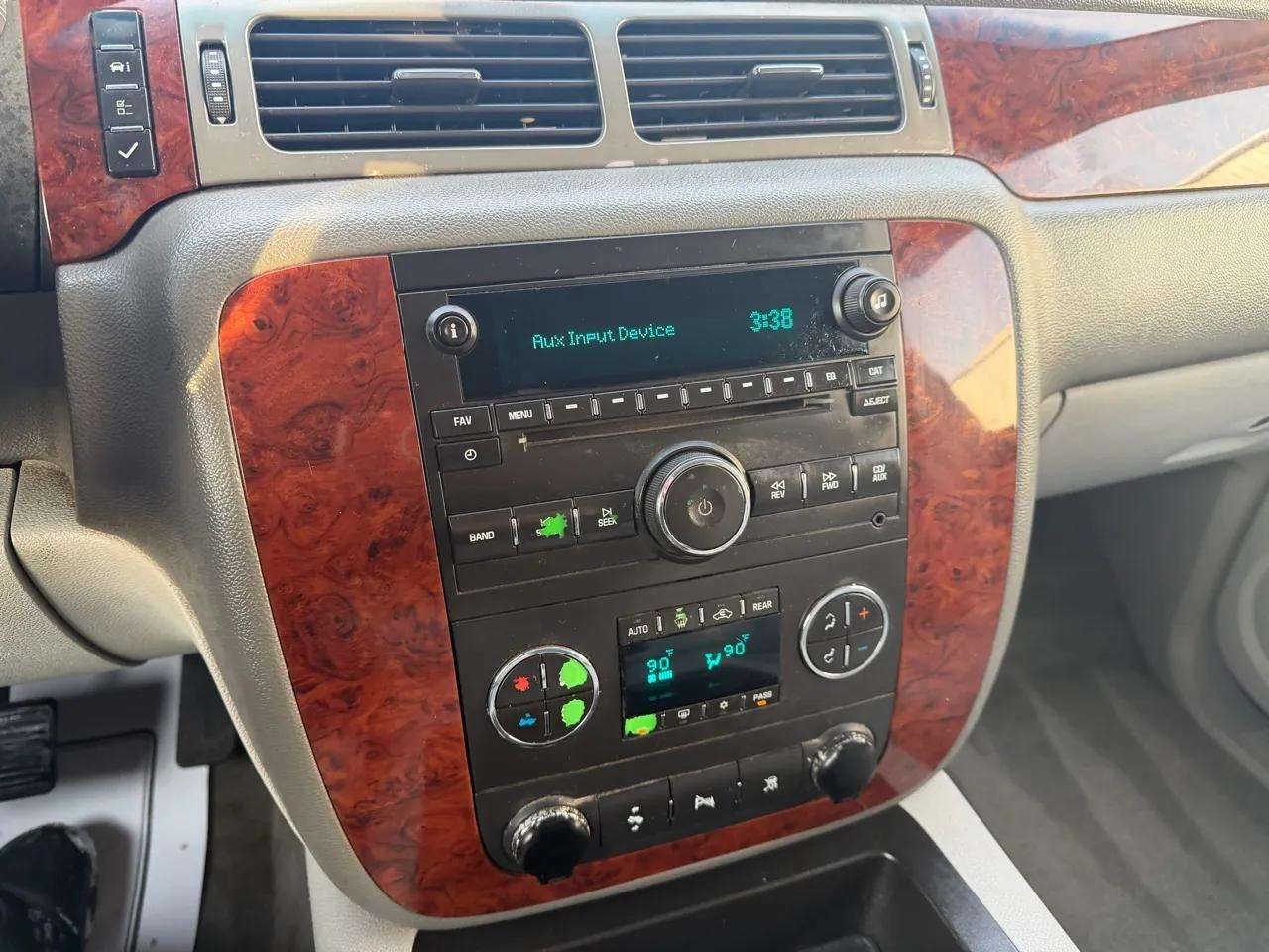 Chevrolet Suburban 4WD 4dr 1500 LT 2010