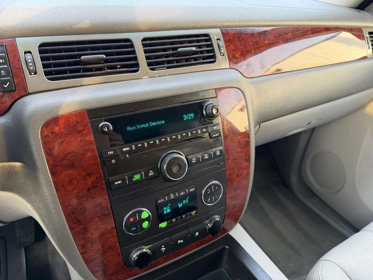 Chevrolet Suburban 4WD 4dr 1500 LT 2010