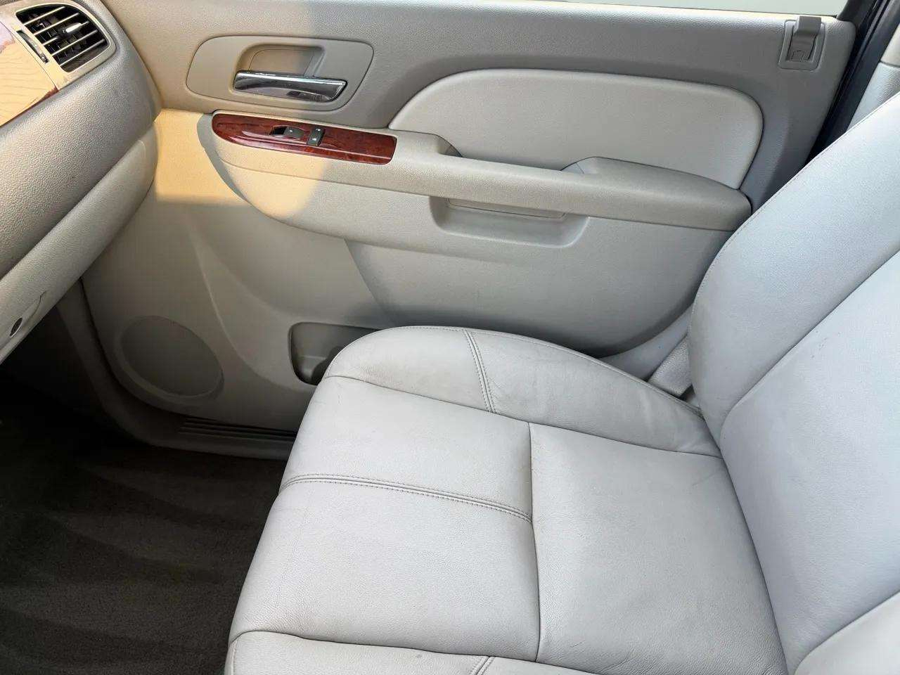 Chevrolet Suburban 4WD 4dr 1500 LT 2010