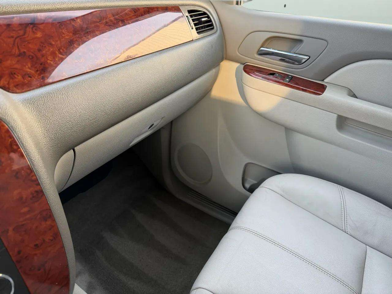 Chevrolet Suburban 4WD 4dr 1500 LT 2010