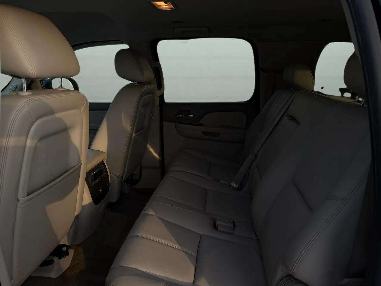 Chevrolet Suburban 4WD 4dr 1500 LT 2010