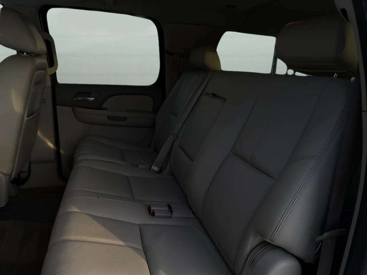 Chevrolet Suburban 4WD 4dr 1500 LT 2010