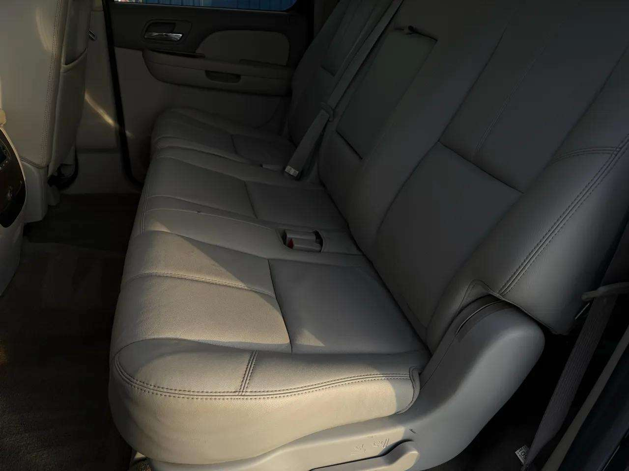 Chevrolet Suburban 4WD 4dr 1500 LT 2010