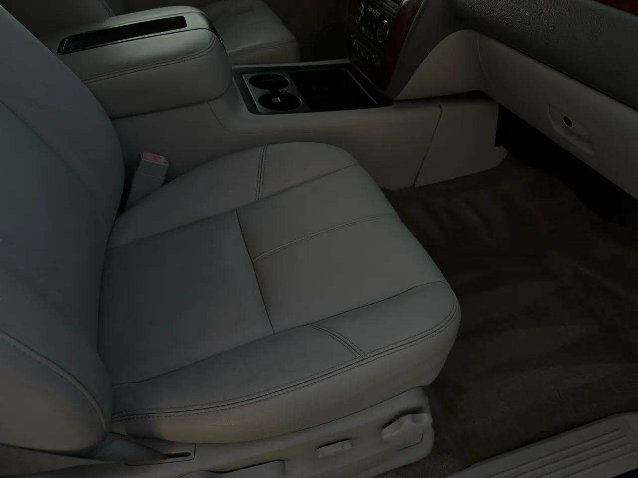 Chevrolet Suburban 4WD 4dr 1500 LT 2010