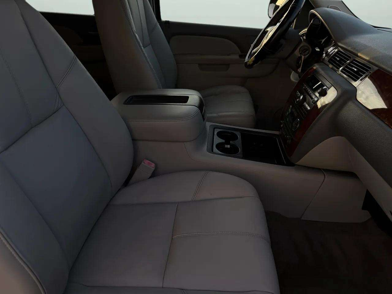 Chevrolet Suburban 4WD 4dr 1500 LT 2010