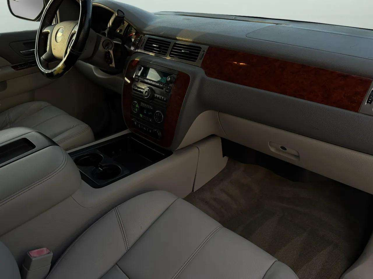 Chevrolet Suburban 4WD 4dr 1500 LT 2010