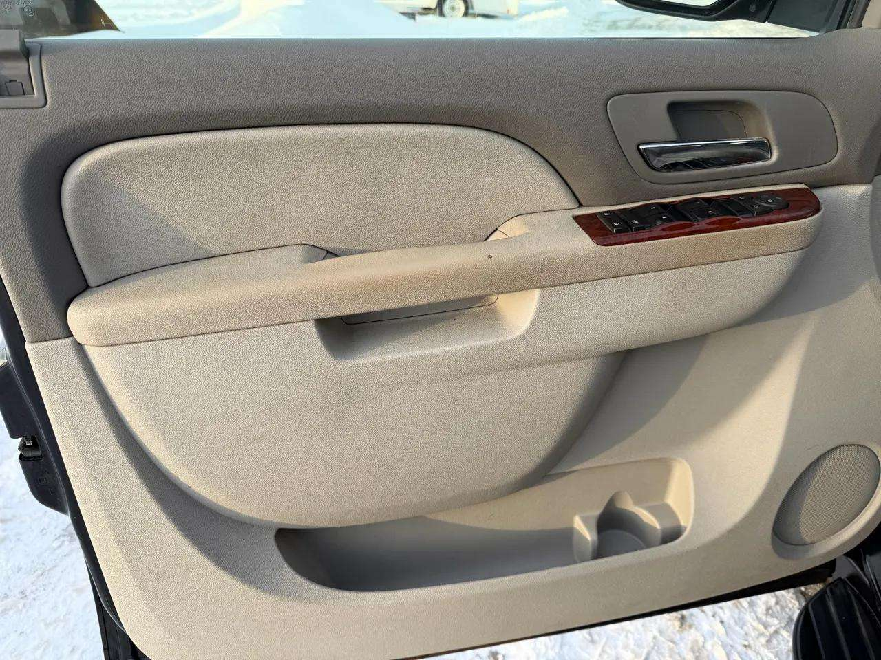 Chevrolet Suburban 4WD 4dr 1500 LT 2010