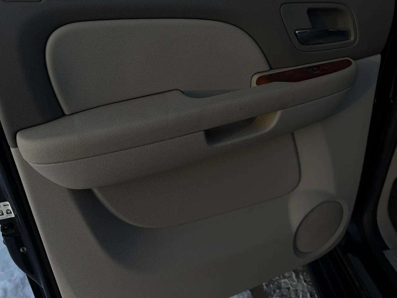 Chevrolet Suburban 4WD 4dr 1500 LT 2010