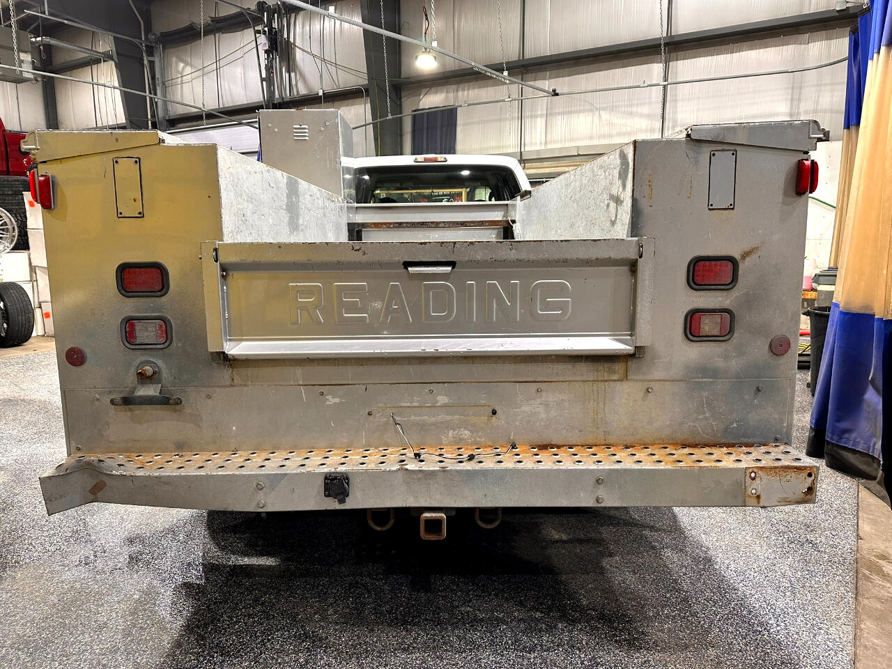 Ford Super Duty F-550 DRW 2WD Crew Cab 176" WB 60" CA Lariat 2010