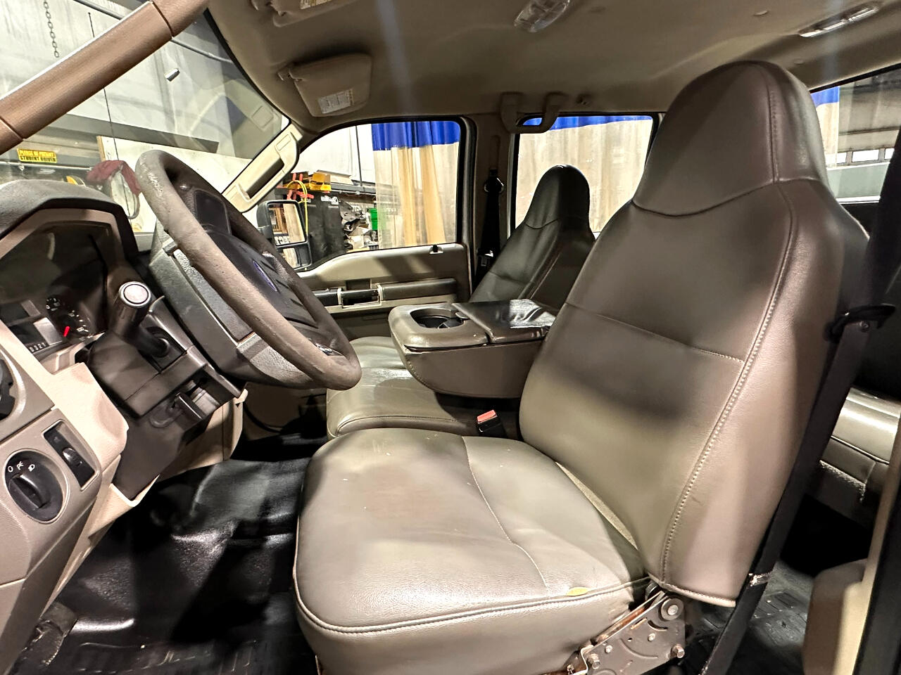 Ford Super Duty F-550 DRW 2WD Crew Cab 176" WB 60" CA Lariat 2010