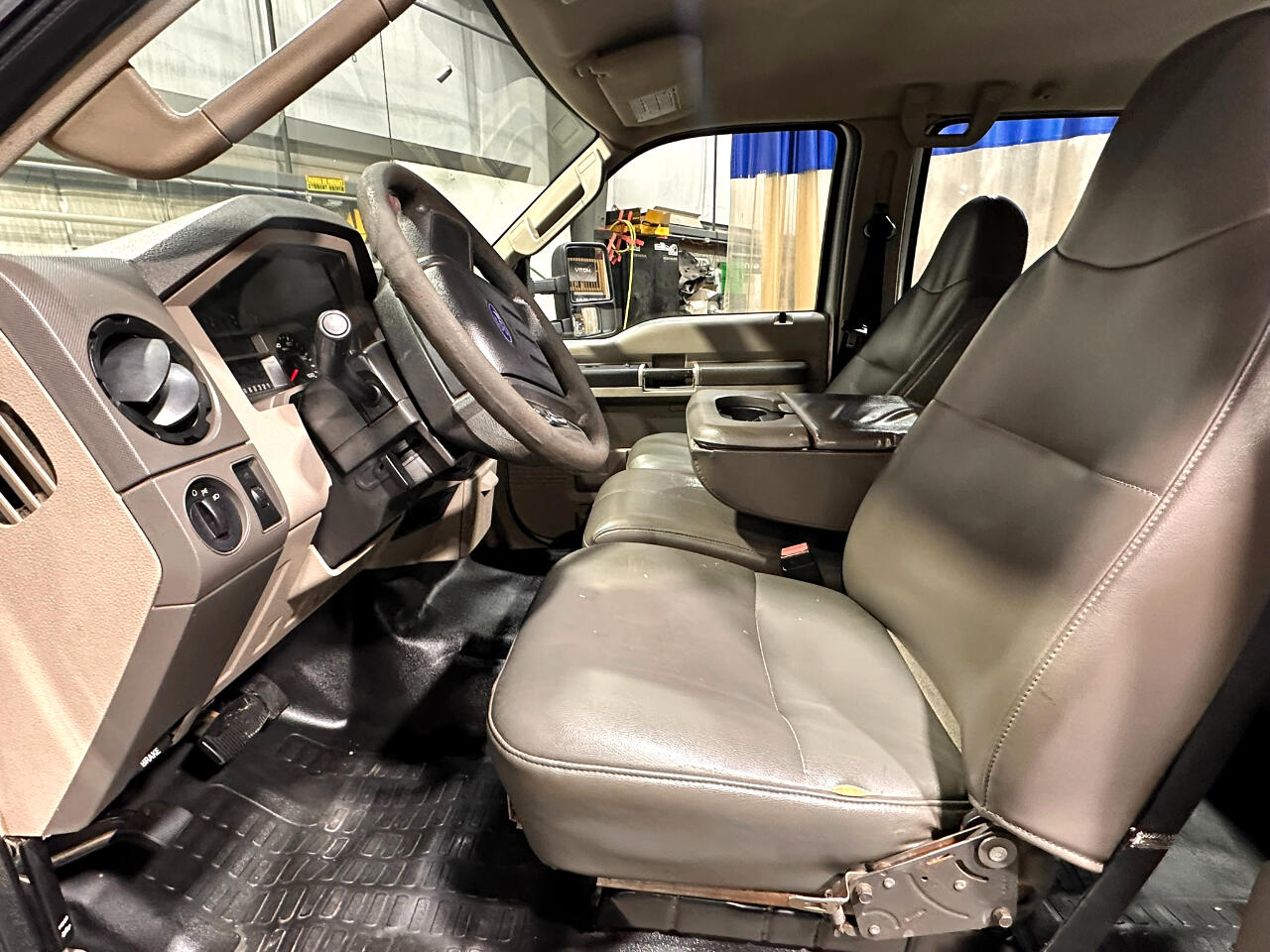 Ford Super Duty F-550 DRW 2WD Crew Cab 176" WB 60" CA Lariat 2010