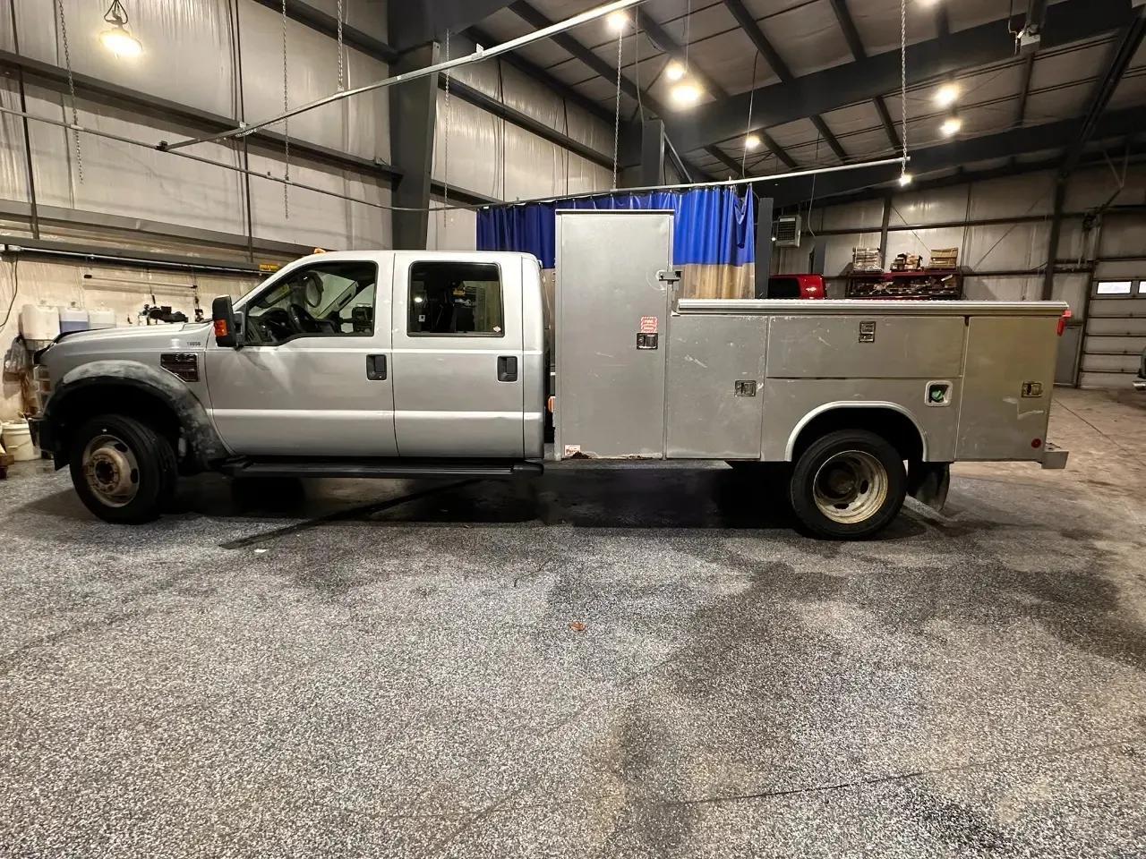 Ford Super Duty F-550 DRW 2WD Crew Cab 176" WB 60" CA Lariat 2010