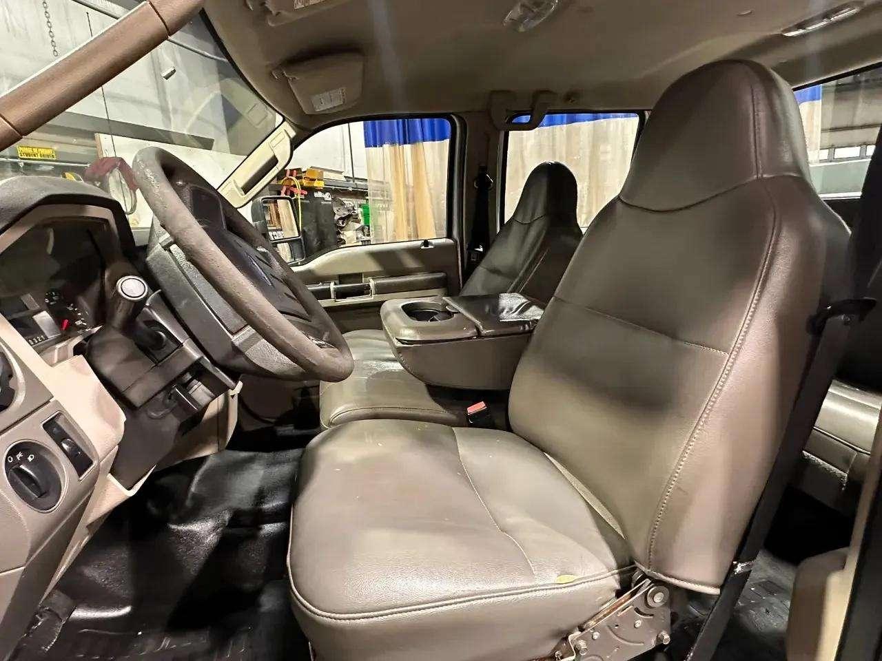 Ford Super Duty F-550 DRW 2WD Crew Cab 176" WB 60" CA Lariat 2010
