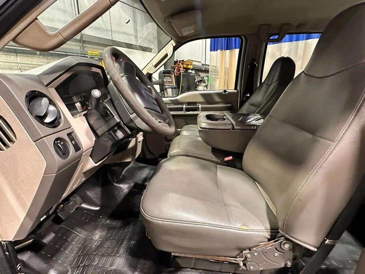 Ford Super Duty F-550 DRW 2WD Crew Cab 176" WB 60" CA Lariat 2010