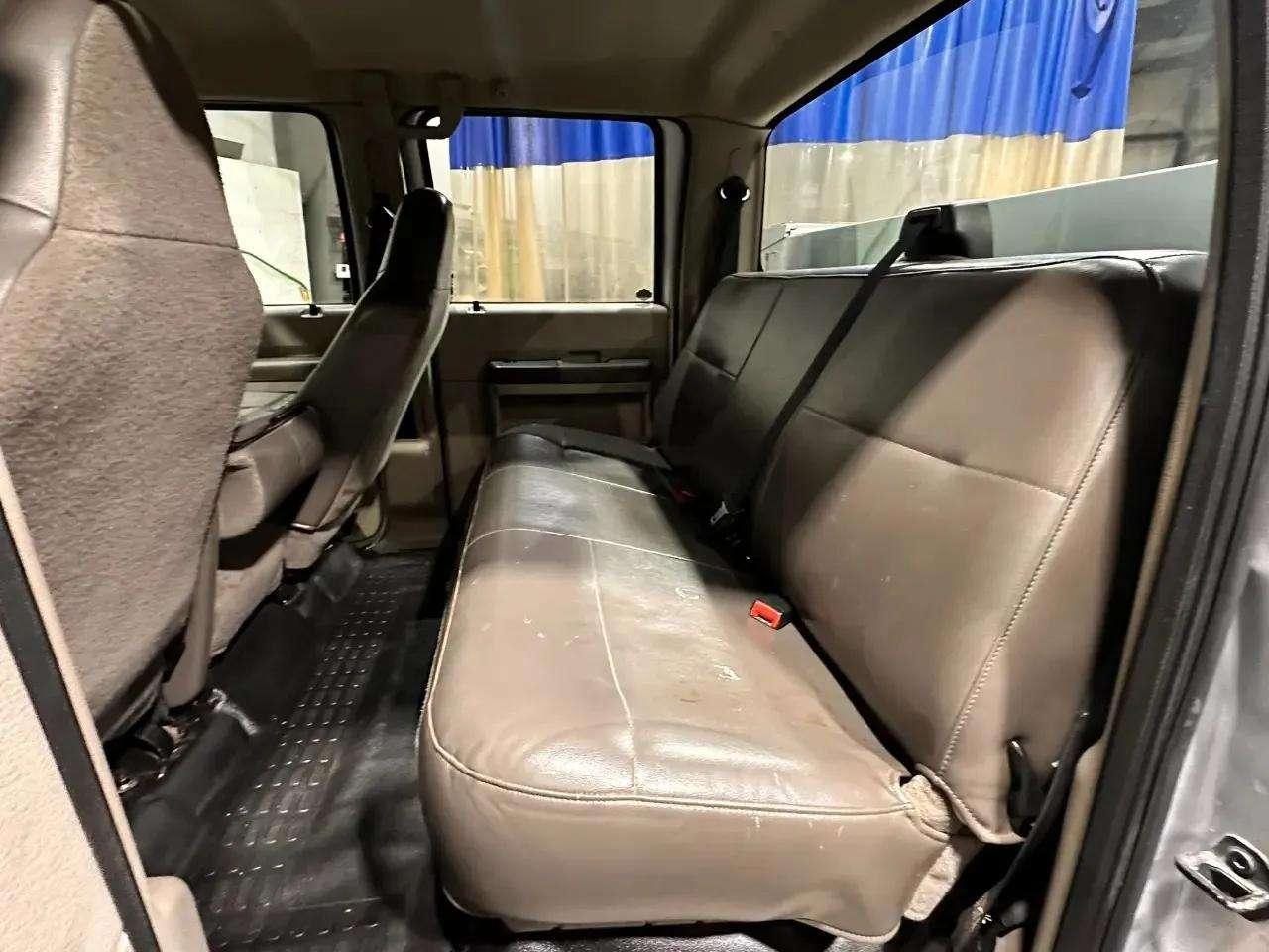 Ford Super Duty F-550 DRW 2WD Crew Cab 176" WB 60" CA Lariat 2010