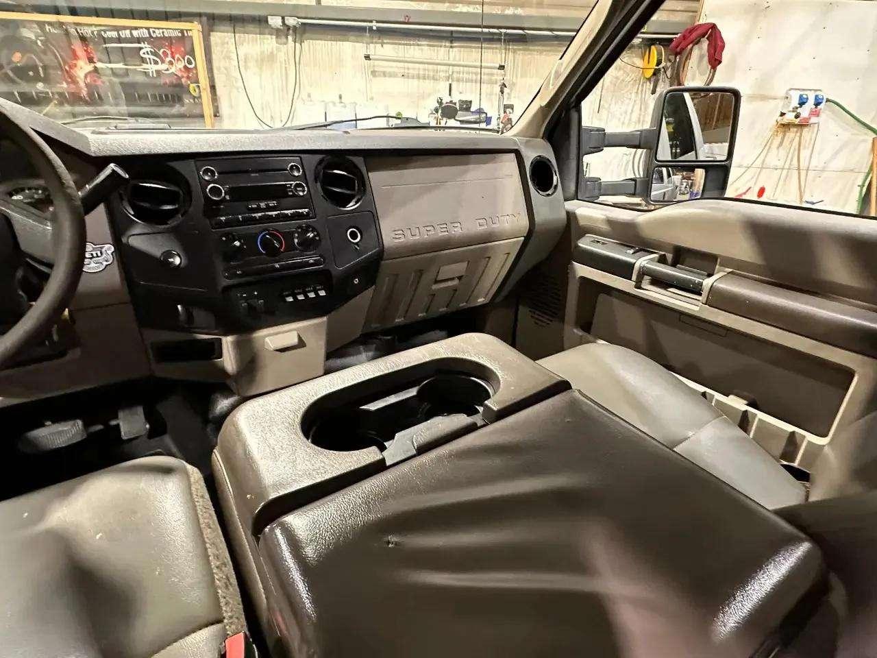 Ford Super Duty F-550 DRW 2WD Crew Cab 176" WB 60" CA Lariat 2010