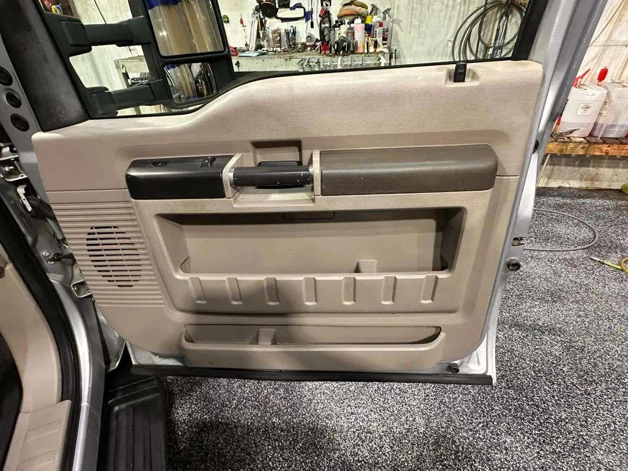 Ford Super Duty F-550 DRW 2WD Crew Cab 176" WB 60" CA Lariat 2010