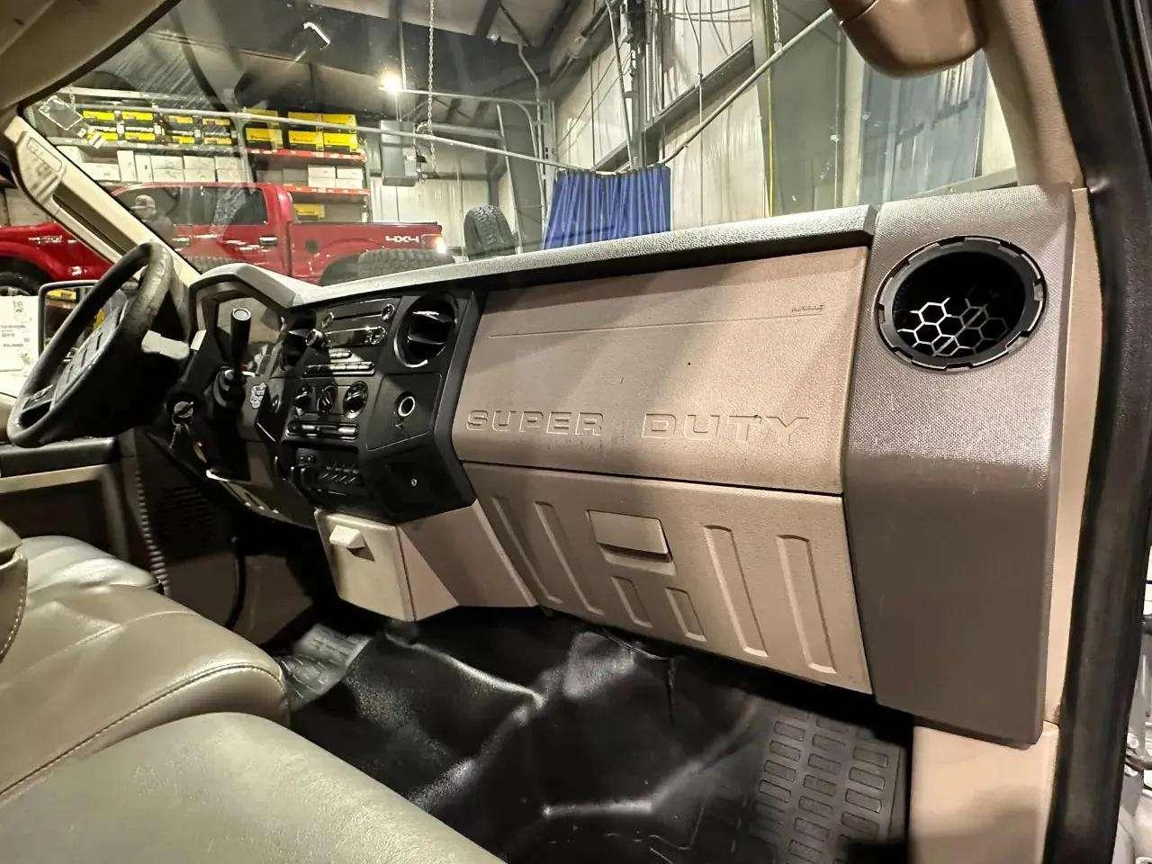 Ford Super Duty F-550 DRW 2WD Crew Cab 176" WB 60" CA Lariat 2010