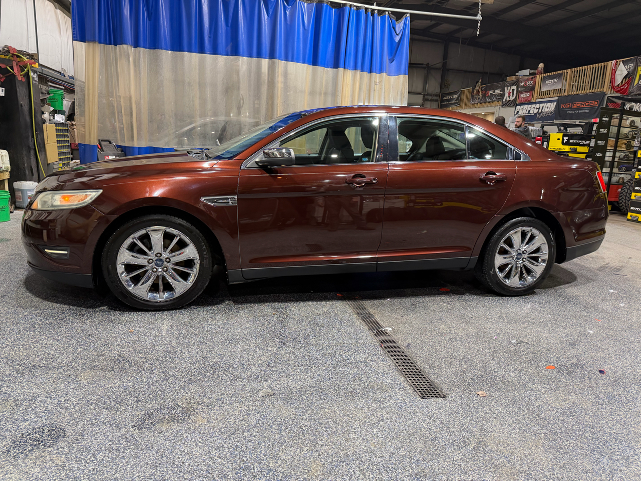 Ford Taurus 4dr Sdn Limited FWD 2010