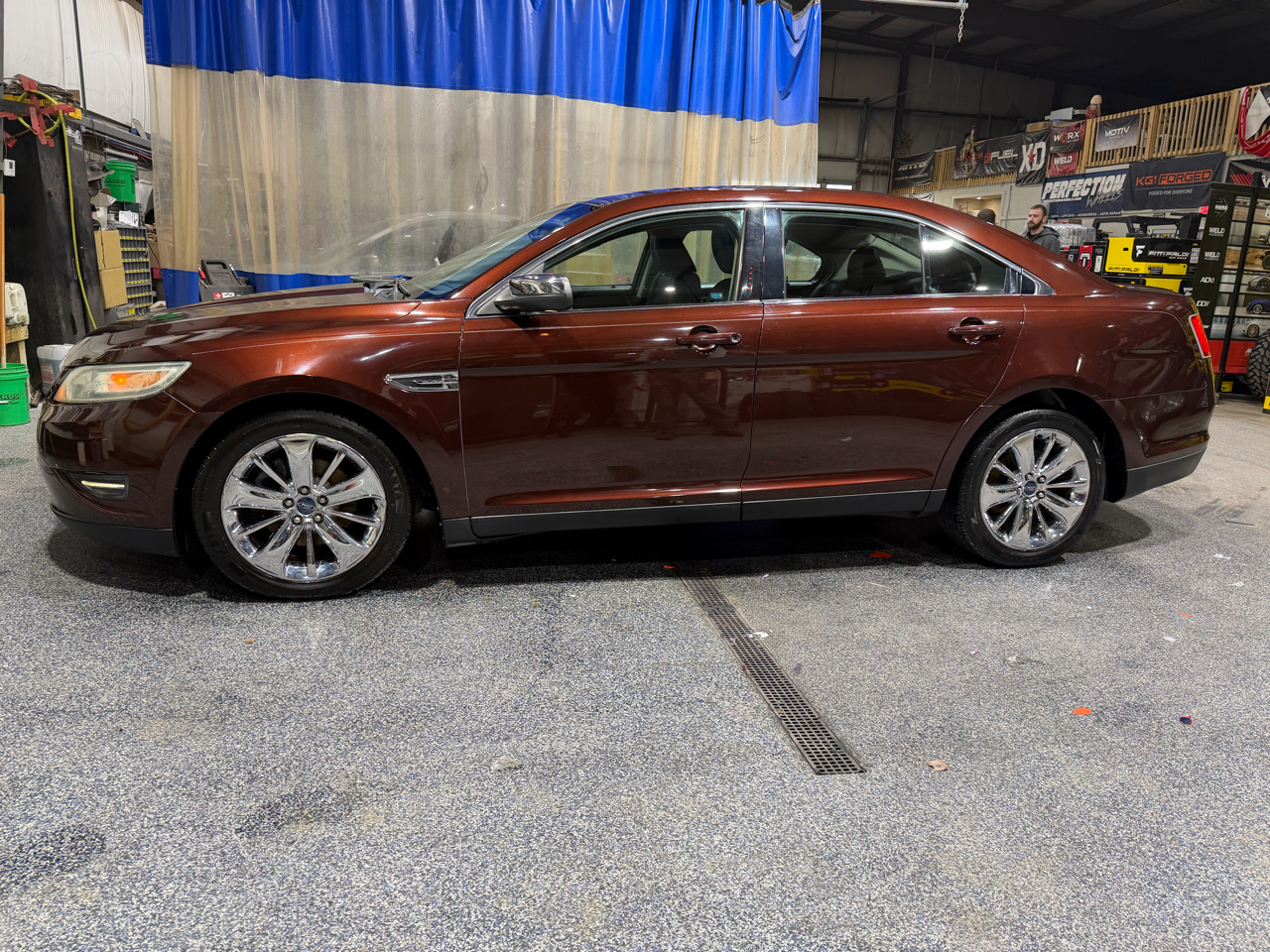 Ford Taurus 4dr Sdn Limited FWD 2010