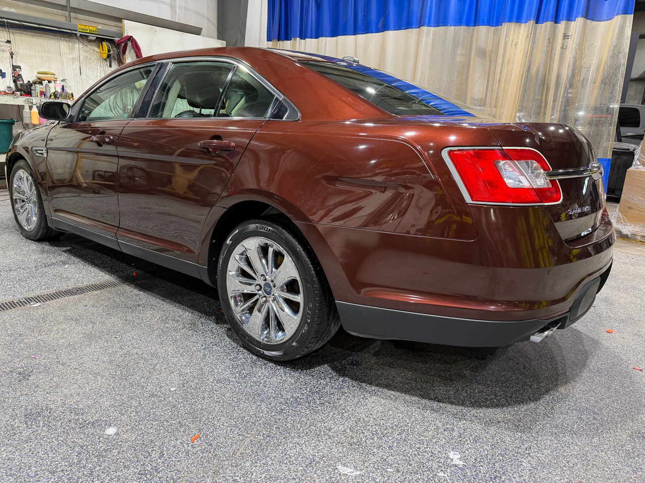 Ford Taurus 4dr Sdn Limited FWD 2010