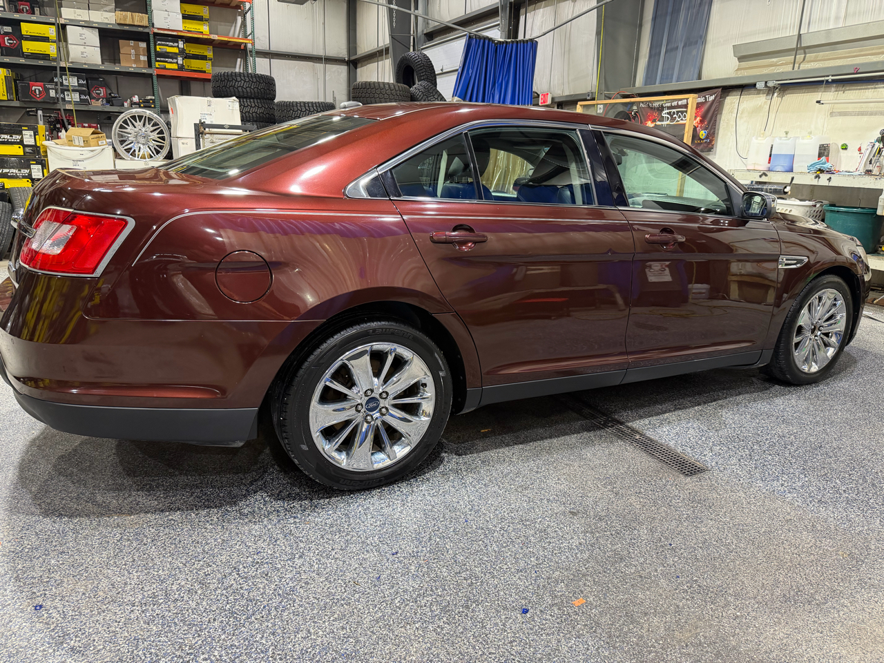 Ford Taurus 4dr Sdn Limited FWD 2010