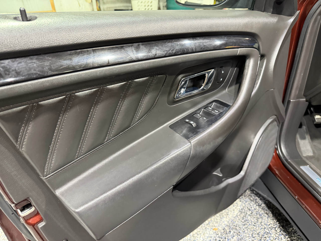 Ford Taurus 4dr Sdn Limited FWD 2010