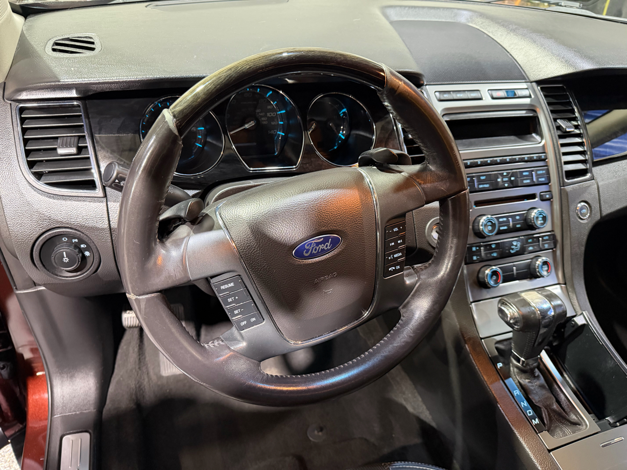 Ford Taurus 4dr Sdn Limited FWD 2010