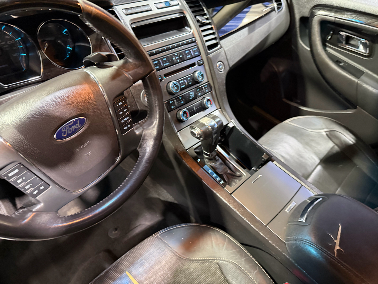 Ford Taurus 4dr Sdn Limited FWD 2010