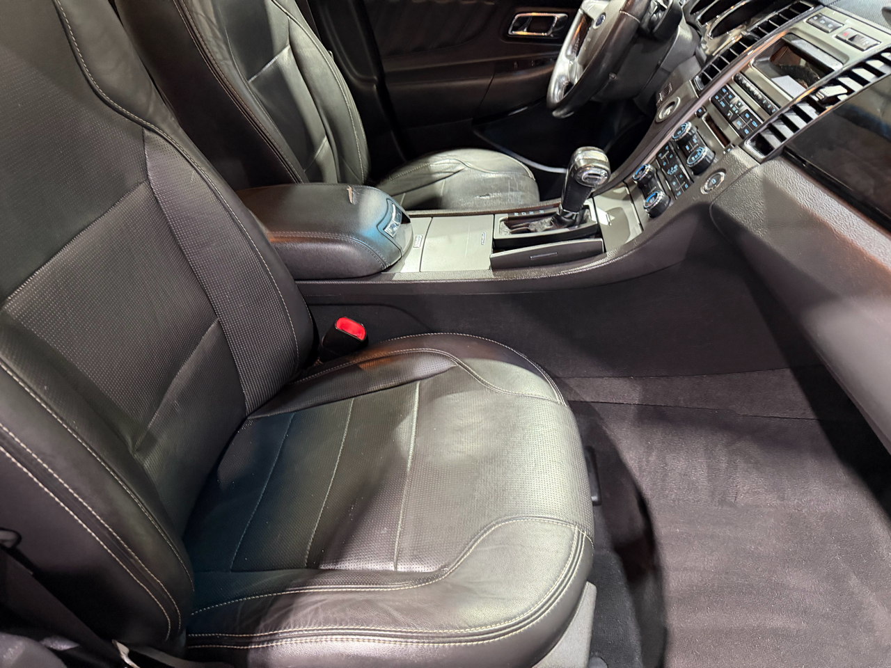 Ford Taurus 4dr Sdn Limited FWD 2010