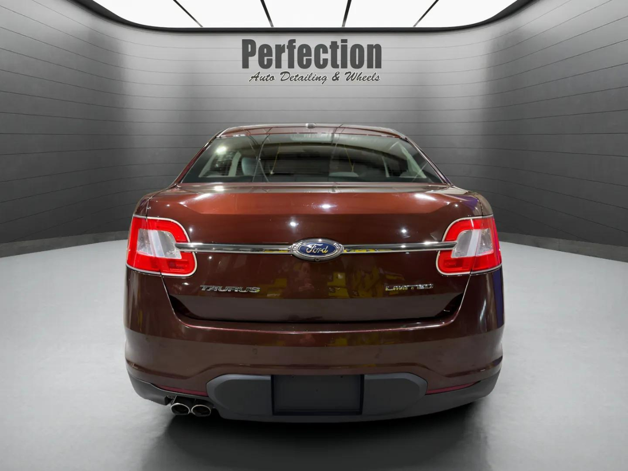 Ford Taurus 4dr Sdn Limited FWD 2010