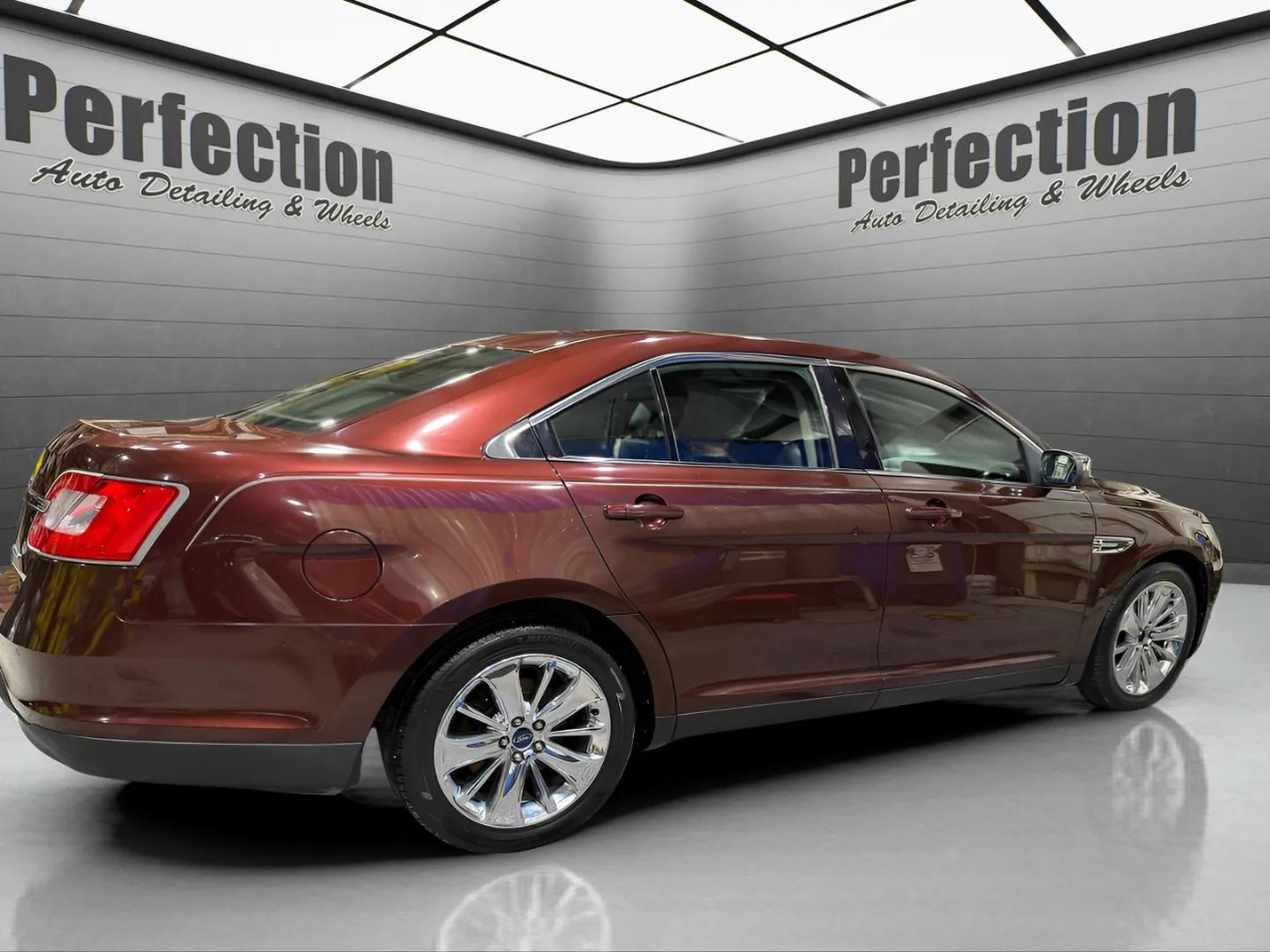 Ford Taurus 4dr Sdn Limited FWD 2010