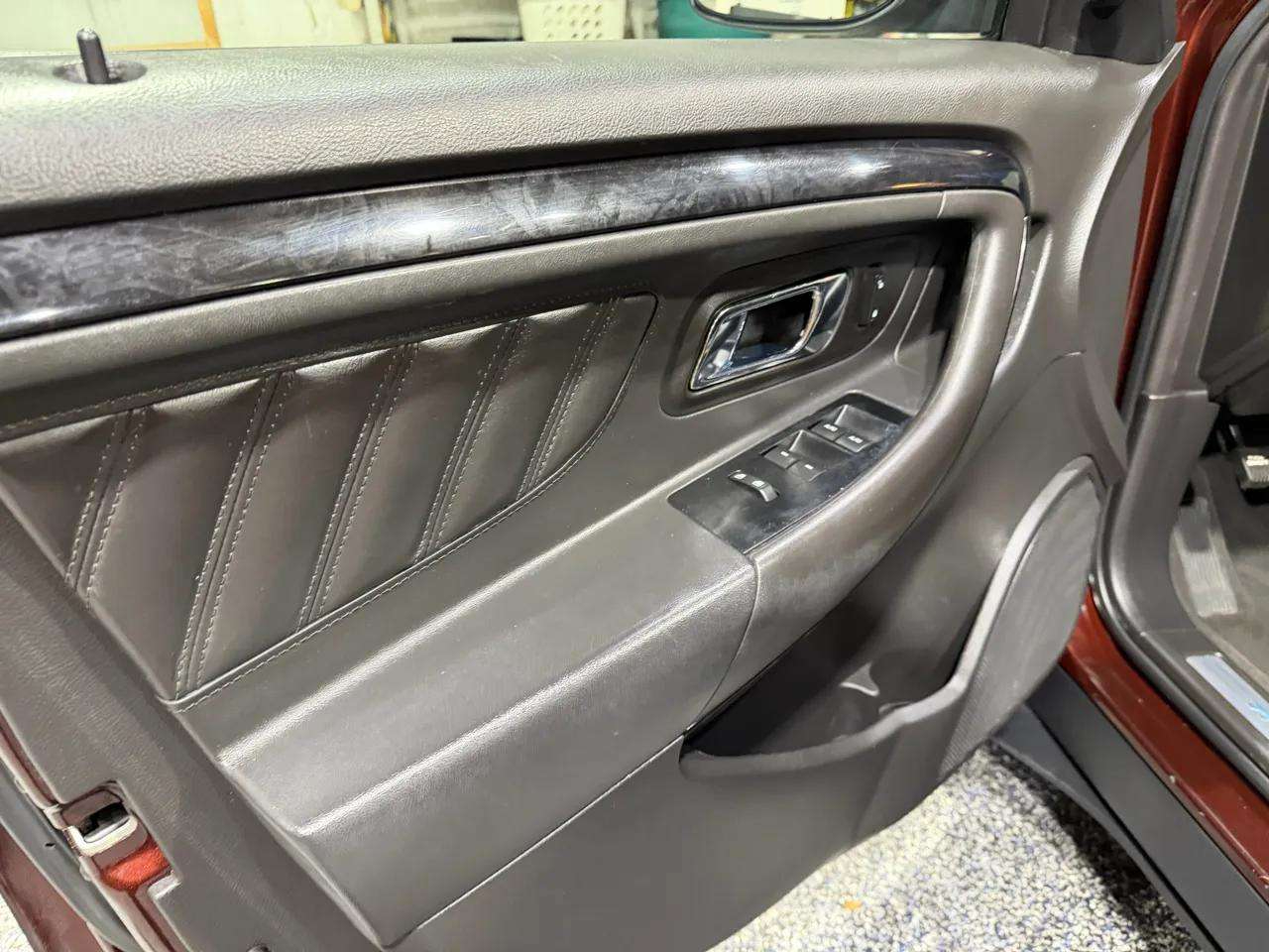 Ford Taurus 4dr Sdn Limited FWD 2010