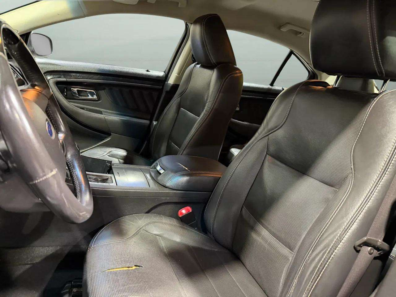 Ford Taurus 4dr Sdn Limited FWD 2010