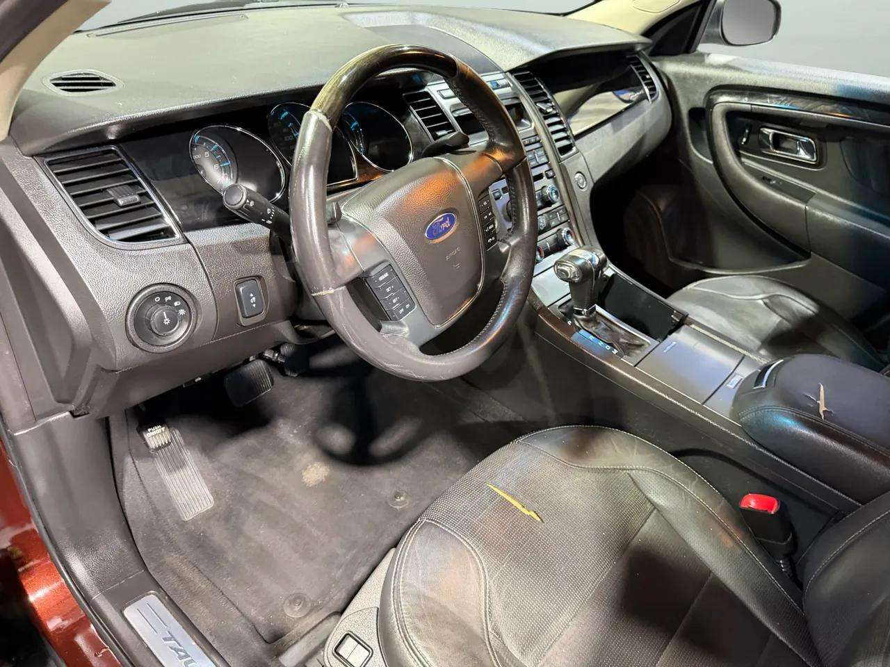 Ford Taurus 4dr Sdn Limited FWD 2010