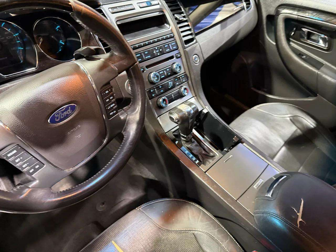 Ford Taurus 4dr Sdn Limited FWD 2010