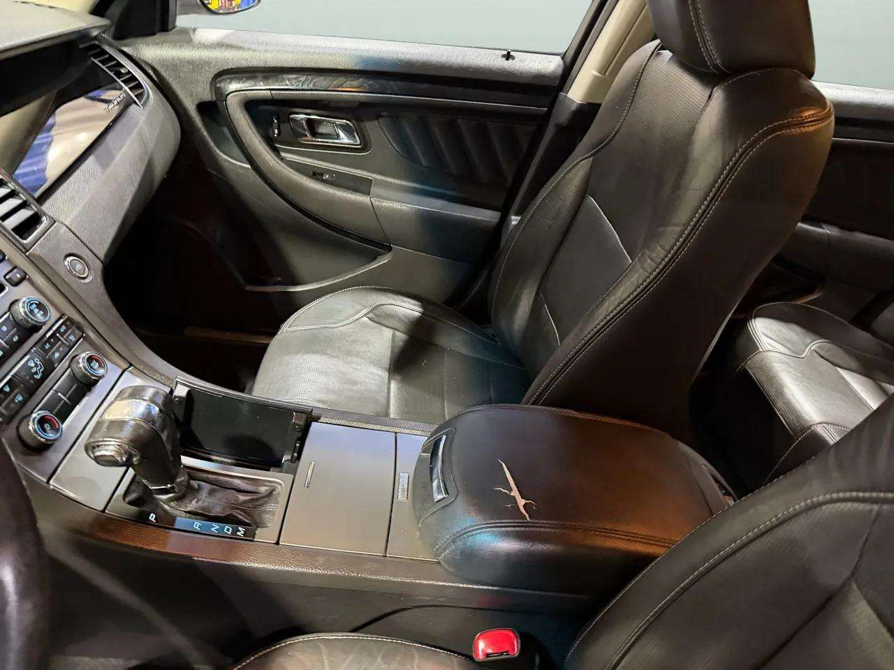 Ford Taurus 4dr Sdn Limited FWD 2010