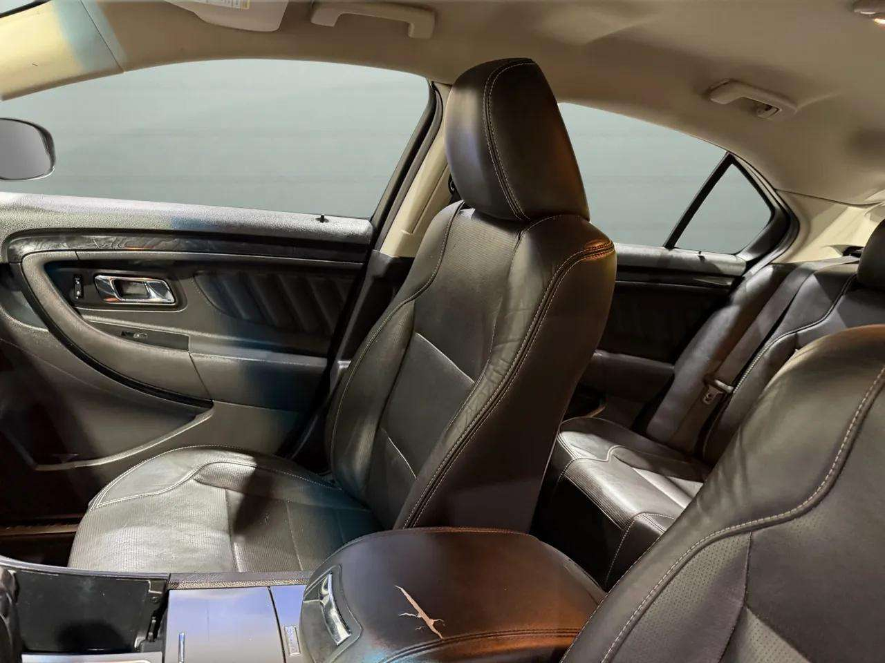 Ford Taurus 4dr Sdn Limited FWD 2010