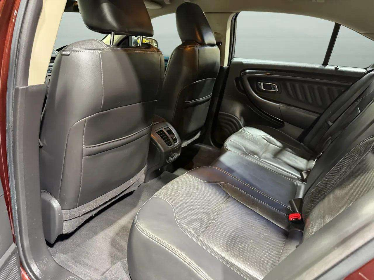 Ford Taurus 4dr Sdn Limited FWD 2010