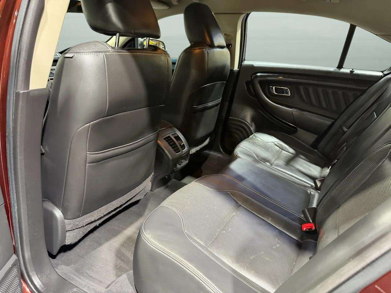 Ford Taurus 4dr Sdn Limited FWD 2010