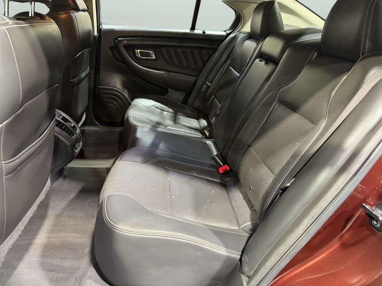 Ford Taurus 4dr Sdn Limited FWD 2010