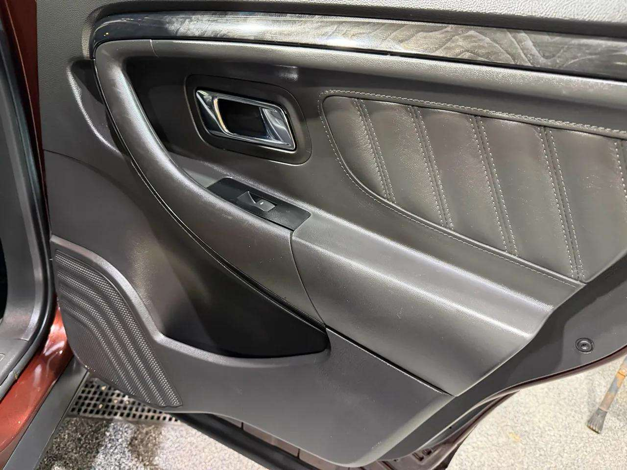 Ford Taurus 4dr Sdn Limited FWD 2010