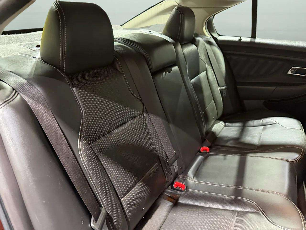 Ford Taurus 4dr Sdn Limited FWD 2010