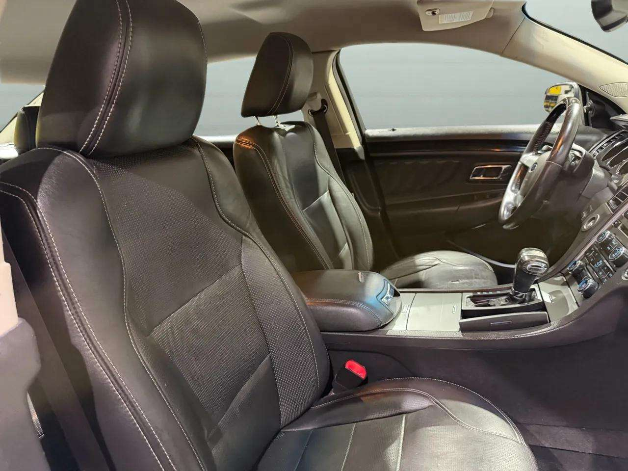 Ford Taurus 4dr Sdn Limited FWD 2010